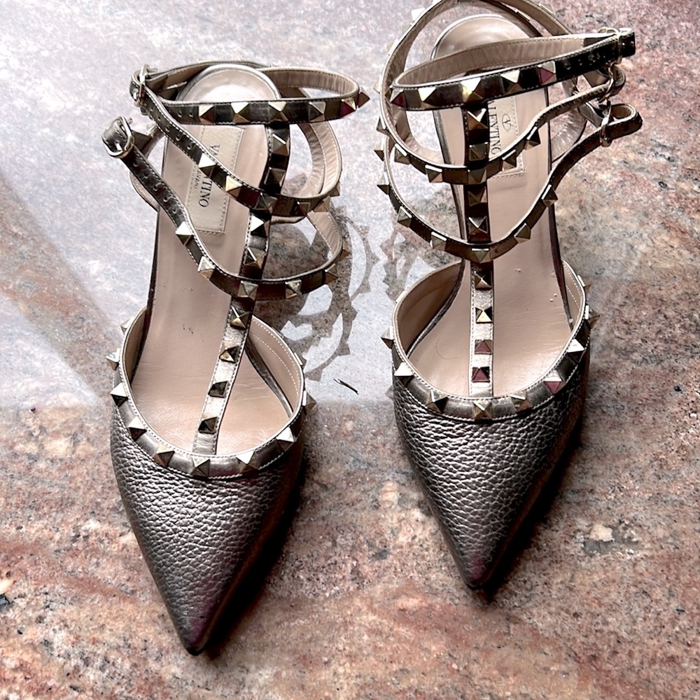 Valentino Garavani rock stud ankle strap pump in bronze leather